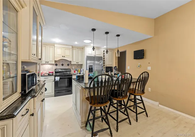 4th image of 147 Horseblock Rd, Brookhaven, NY 11720 | MLS# 980364