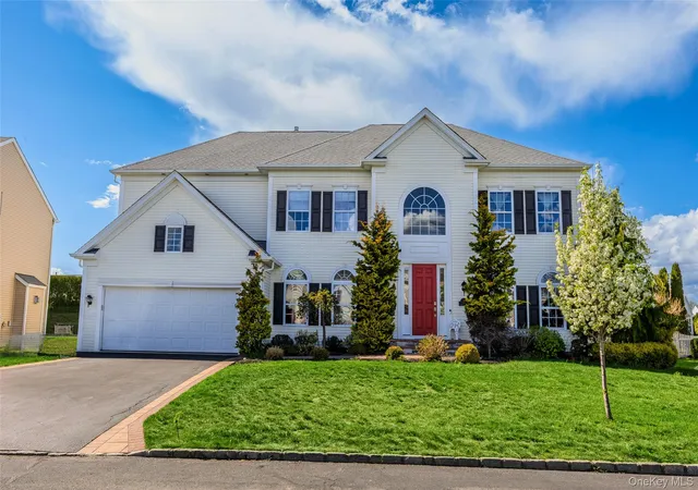 3rd image of 32 Avolet Ct, Mount Sinai, NY 11766 | MLS# 980424