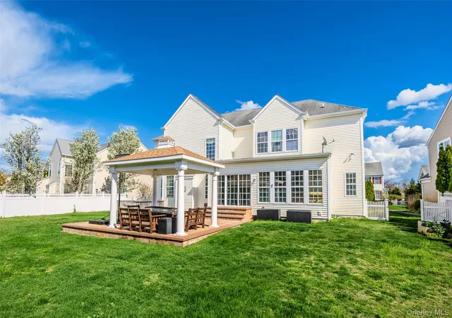 4th image of 32 Avolet Ct, Mount Sinai, NY 11766 | MLS# 980424