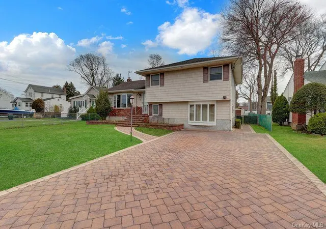 3rd image of 50 Independence Ave, Babylon, NY 11702 | MLS# 980570