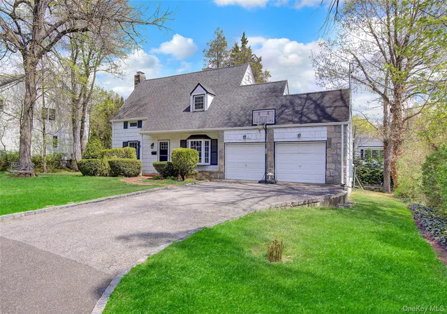 1st image of 12 Barberry Ln, Roslyn Heights, NY 11577 | MLS# 980642