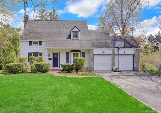 2nd image of 12 Barberry Ln, Roslyn Heights, NY 11577 | MLS# 980642