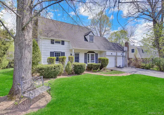 3rd image of 12 Barberry Ln, Roslyn Heights, NY 11577 | MLS# 980642