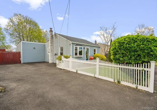 3rd image of 80 Cherubina Ln, North Babylon, NY 11703 | MLS# 980728