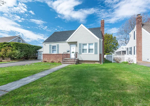 2nd image of 61 Dosoris Ln, Glen Cove, NY 11542 | MLS# 980874