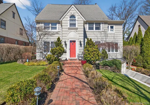 Photo 1 of Sale Pending at 7 Grace Ct N, Great Neck, NY 11021 | MLS# 980878 | Listing updated on 2026-06-16