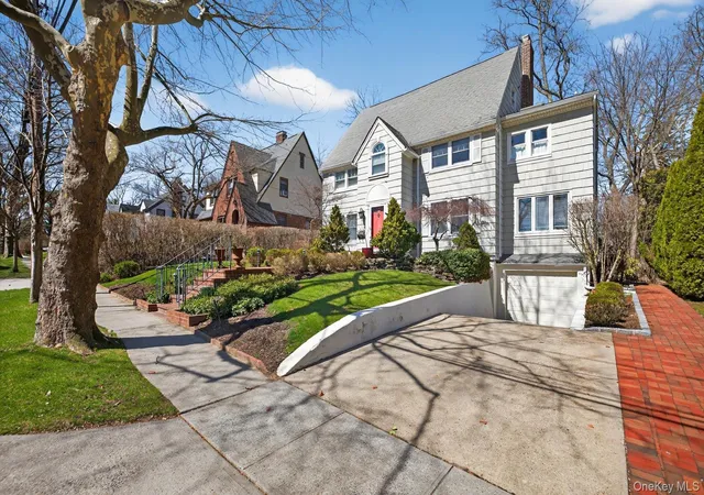 Photo 2 of Sale Pending at 7 Grace Ct N, Great Neck, NY 11021 | MLS# 980878 | Listing updated on 2026-06-16