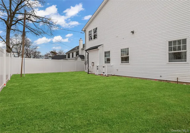 Photo 3 of Single family home for sale at 43 Barter Ln, Oyster Bay, NY 11801 | MLS# 980913 | Listing updated on 2026-09-17