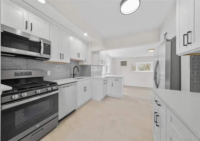 2nd image of 1656 N Gardiner Dr, Bay Shore, NY 11706 | MLS# 980918