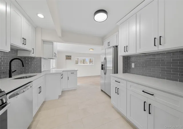 3rd image of 1656 N Gardiner Dr, Bay Shore, NY 11706 | MLS# 980918