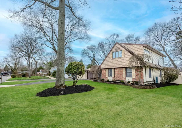 Photo 4 of Sale Pending at 12 Westmoylan Ln, Brookhaven, NY 11727 | MLS# 980929 | Listing updated on 2026-09-19