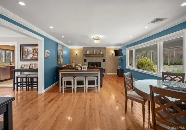 3rd image of 431 Woodbury Rd, Huntington, NY 11724 | MLS# 980960