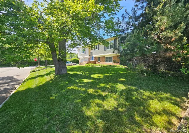 3rd image of 5 Ireland Pl, Babylon, NY 11726 | MLS# 981084
