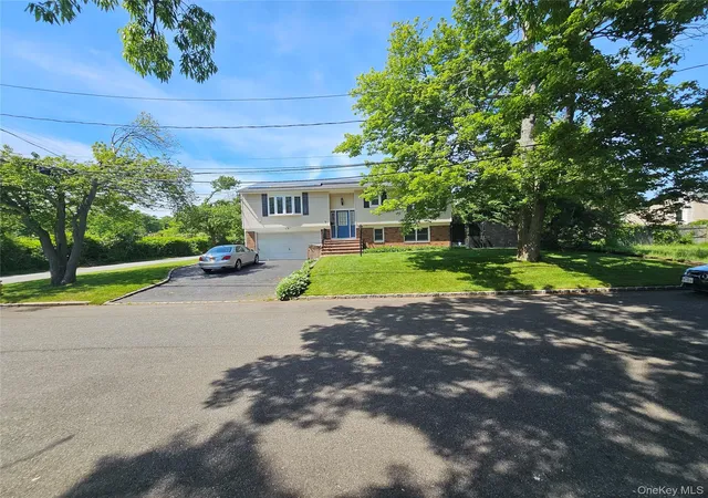 Photo 2 of Single family home for sale at 5 Ireland Pl, Babylon, NY 11726 | MLS# 981084 | Listing updated on 2026-09-26