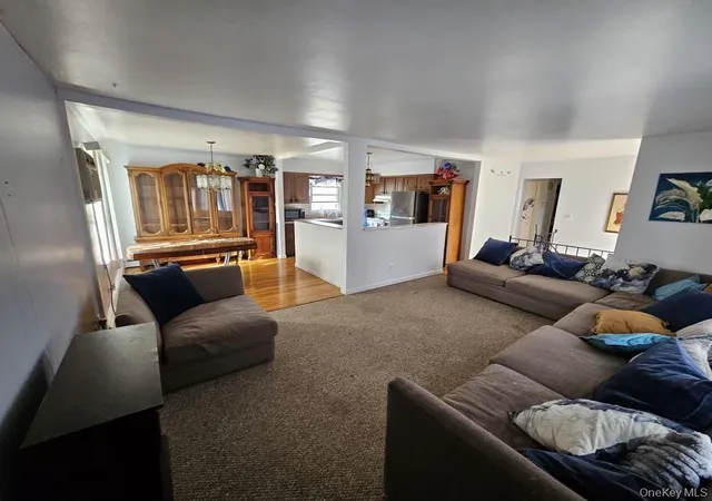 Photo 3 of Single family home for sale at 5 Ireland Pl, Babylon, NY 11726 | MLS# 981084 | Listing updated on 2026-09-26
