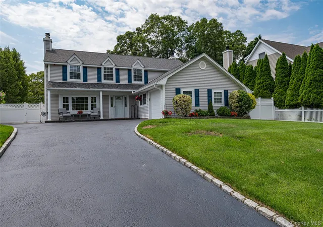 Photo 3 of Sale Pending at 16 Sussex Ln, Smithtown, NY 11755 | MLS# 981117 | Listing updated on 2026-08-28