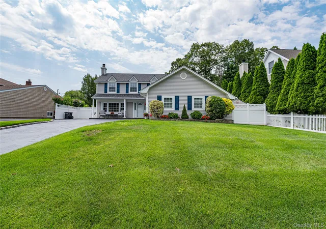 Photo 3 of Sale Pending at 16 Sussex Ln, Smithtown, NY 11755 | MLS# 981117 | Listing updated on 2026-08-28