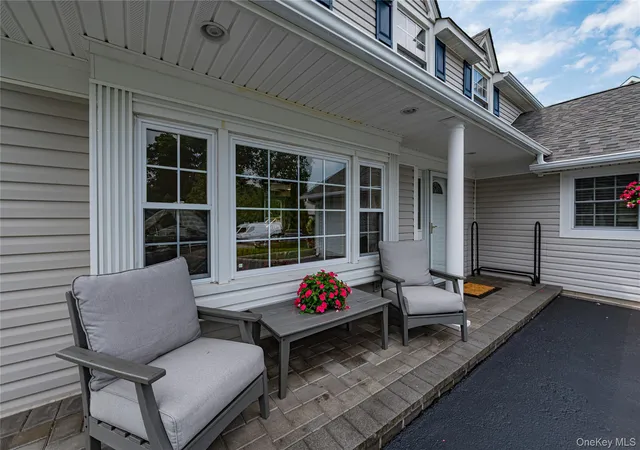 Photo 4 of Sale Pending at 16 Sussex Ln, Smithtown, NY 11755 | MLS# 981117 | Listing updated on 2026-08-28