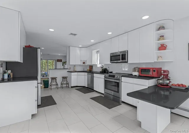 Photo 3 of Sale Pending at 21 Linden Ave, Kings Park, NY 11754 | MLS# 981254 | Listing updated on 2026-09-19