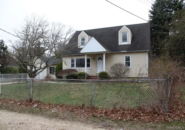 2nd image of 1354 Manor Ln, Bay Shore, NY 11706 | MLS# 981302