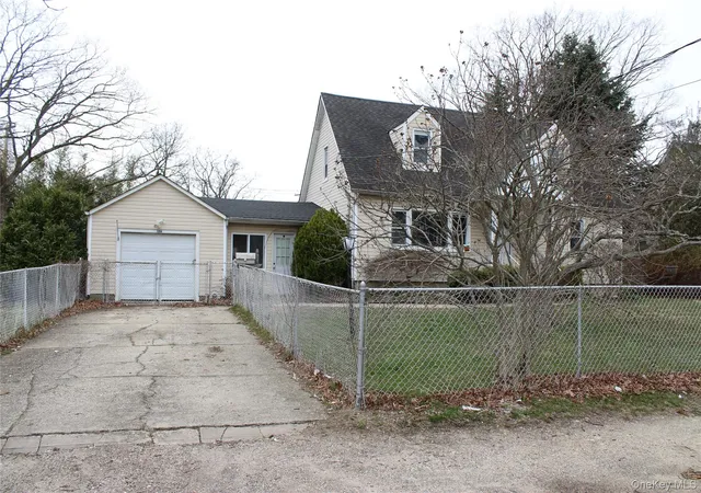 3rd image of 1354 Manor Ln, Bay Shore, NY 11706 | MLS# 981302