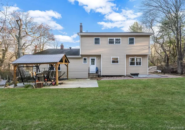 Photo 3 of Sale Pending at 231 W Woodside Ave, Brookhaven, NY 11772 | MLS# 981350 | Listing updated on 2026-06-06