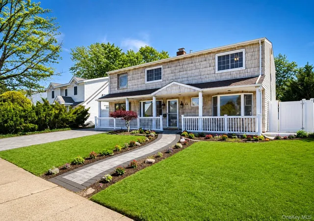 Homes for sale in North Hempstead, NY | 25 Cobalt Ln, North Hempstead, NY 11590 | MLS# 981367