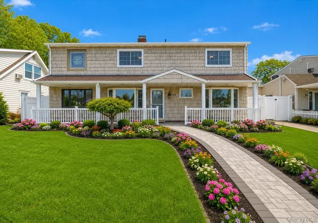 Homes for sale in North Hempstead, NY | 25 Cobalt Ln, North Hempstead, NY 11590 | MLS# 981367