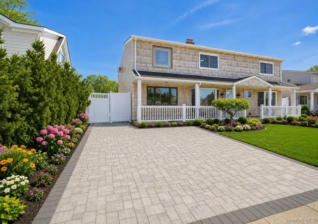 Homes for sale in North Hempstead, NY | 25 Cobalt Ln, North Hempstead, NY 11590 | MLS# 981367