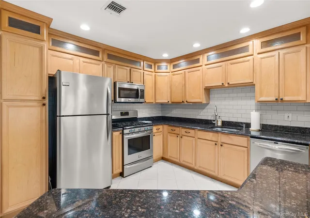 3rd image of 41 Doral Ln, Islip, NY 11706