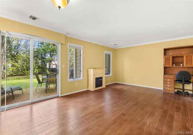 5th image of 41 Doral Ln, Islip, NY 11706