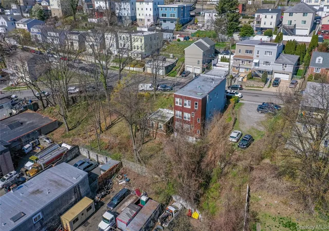 Photo 4 of Sale Pending at 220 Woodland Ave, Yonkers, NY 10703 | MLS# 981608 | Listing updated on 2026-09-22