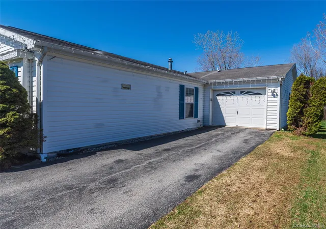Photo 3 of Single family home for sale at 19 Biscayne Blvd, Poughkeepsie (town), NY 12603 | MLS# 981621 | Listing updated on 2026-09-16