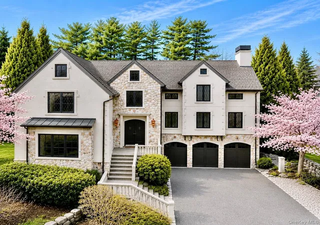 Photo 2 of Single family home for sale at 9 Earle Dr, Oyster Bay, NY 11791 | MLS# 981636 | Listing updated on 2026-10-08