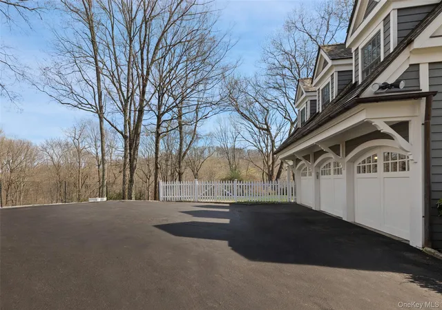 Photo 4 of Sale Pending at 9 Deer Crk Ln, Mount Kisco, NY 10549 | MLS# 981737 | Listing updated on 2026-05-13