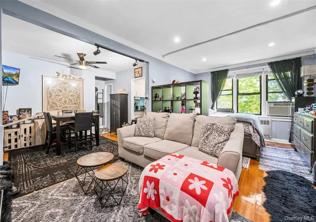 4th image of 14350 Hoover Ave, New York, NY 11435