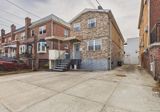 Photo 3 of Single family home for sale at 2515 Woodhull Ave, Bronx, NY 10469 | MLS# 981765 | Listing updated on 2026-09-23