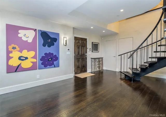 3rd image of 155 Estate Ct, Roslyn Heights, NY 11577 | MLS# 981793
