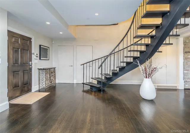 4th image of 155 Estate Ct, Roslyn Heights, NY 11577 | MLS# 981793