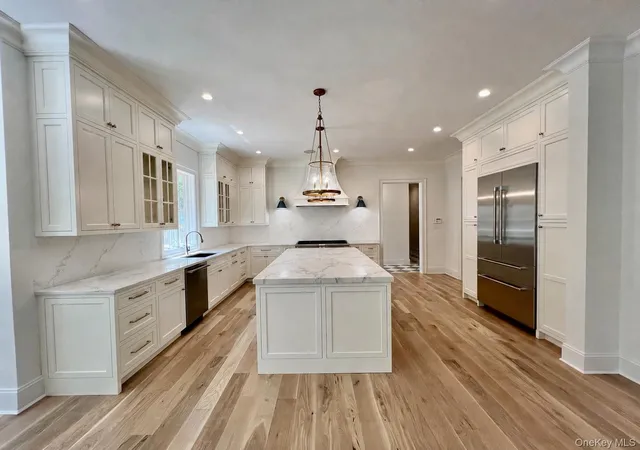 Photo 3 of Mansion for sale at 3 Seaforth Ln, Huntington, NY 11743 | MLS# 981869 | Listing updated on 2026-09-08