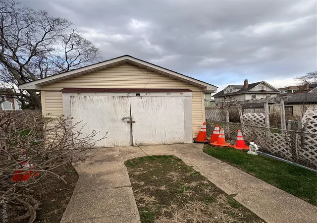 Photo 3 of Sale Pending at 10409 189th Street, Saint Albans, NY 11412 | MLS# 981872 | Listing updated on 2026-04-11