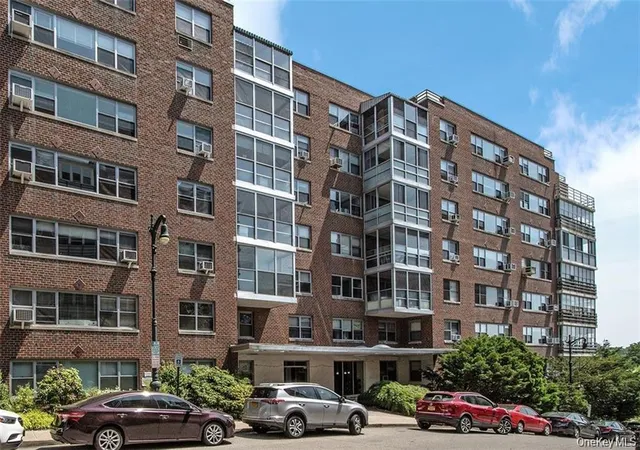 Condo for sale at 2 Washington Sq #5G, Larchmont, NY 10538 | MLS# 981883 | Listing updated on 2026-04-27