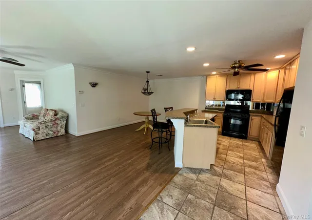 3rd image of 5 White Oak Ct, Brookhaven, NY 11727