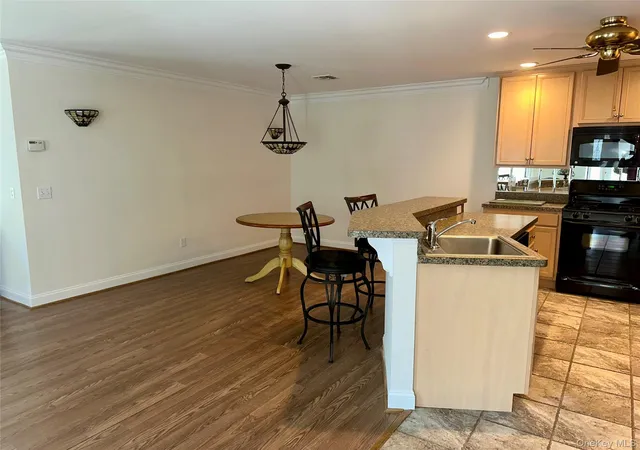 4th image of 5 White Oak Ct, Brookhaven, NY 11727