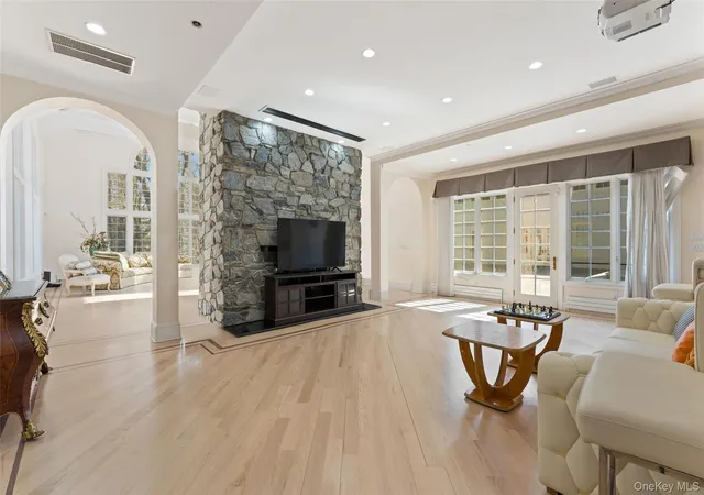 Photo 2 of Mansion for sale at 2 High Point Ter, Scarsdale, NY 10583 | MLS# 982066 | Listing updated on 2026-09-03