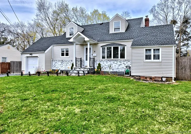 Photo 3 of Single family home for sale at 12 Bruce Ln, Smithtown, NY 11754 | MLS# 982095 | Listing updated on 2026-08-22