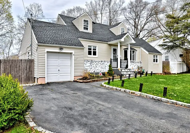 Photo 4 of Single family home for sale at 12 Bruce Ln, Smithtown, NY 11754 | MLS# 982095 | Listing updated on 2026-08-22