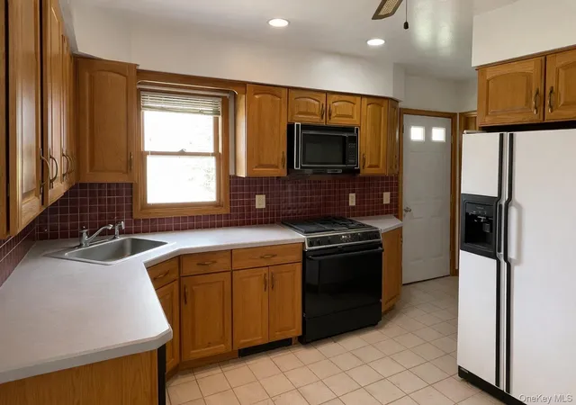 Homes for sale in Warwick (town), NY | 4 Claire Ann Dr, Warwick (town), NY 10990 | MLS# 982178