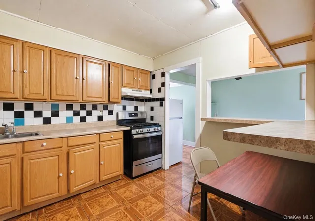 4th image of 106 Bergold St, Islip, NY 11717 | MLS# 982291