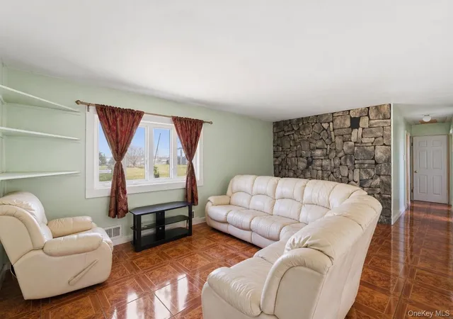 5th image of 106 Bergold St, Islip, NY 11717 | MLS# 982291